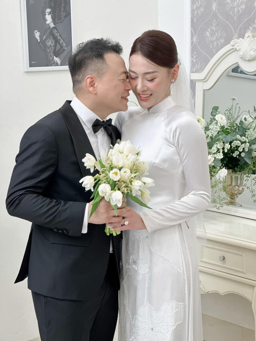 Phương Oanh và shark Bình cực tình cảm bên nhau. Ảnh: Internet Phương Oanh và shark Bình cực tình cảm bên nhau. Ảnh: Internet