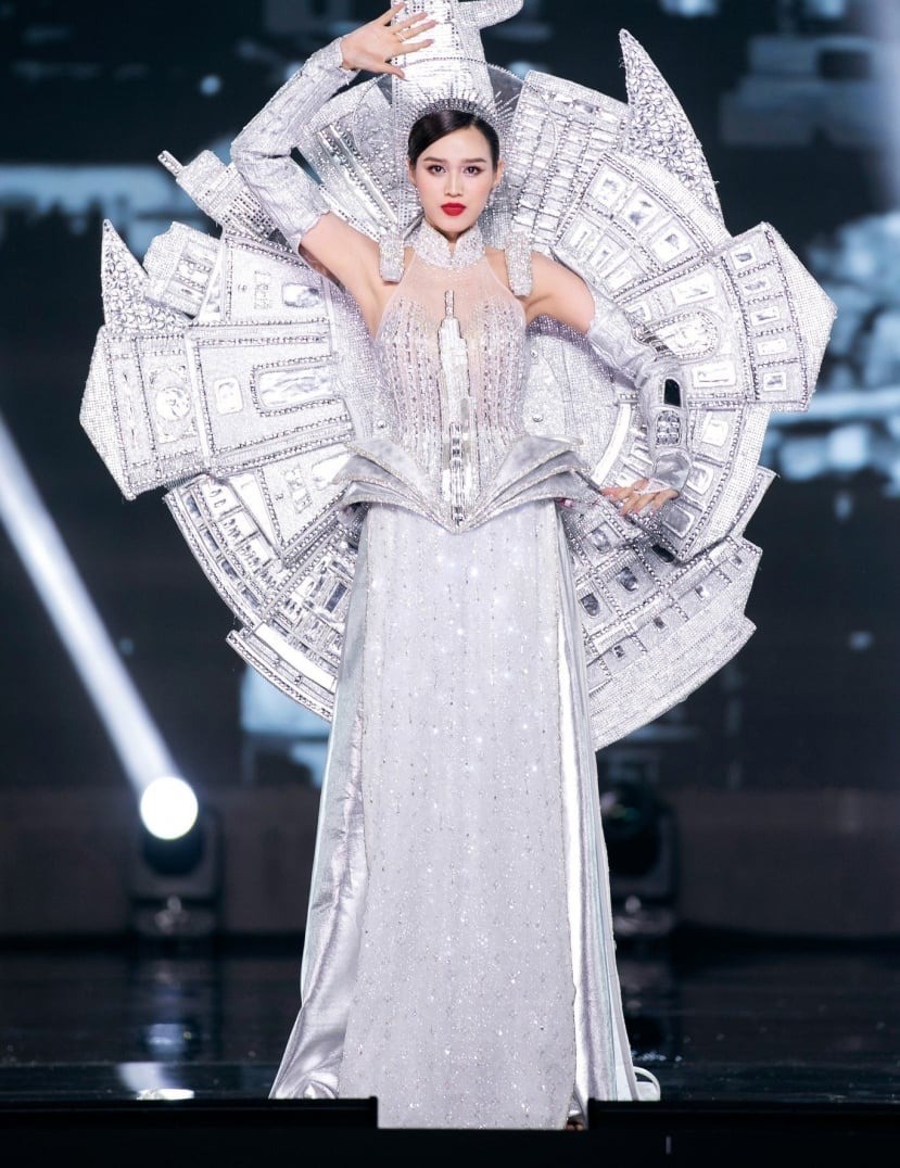 Sao Việt 20/8: Phương Oanh cùng shark Bình cưỡi ngựa, Đỗ Thị Hà tự tin 'gánh cả Sài Gòn' trên vai - Ảnh 4 Sao Việt 20/8: Phương Oanh cùng shark Bình cưỡi ngựa, Đỗ Thị Hà tự tin 'gánh cả Sài Gòn' trên vai - Ảnh 4