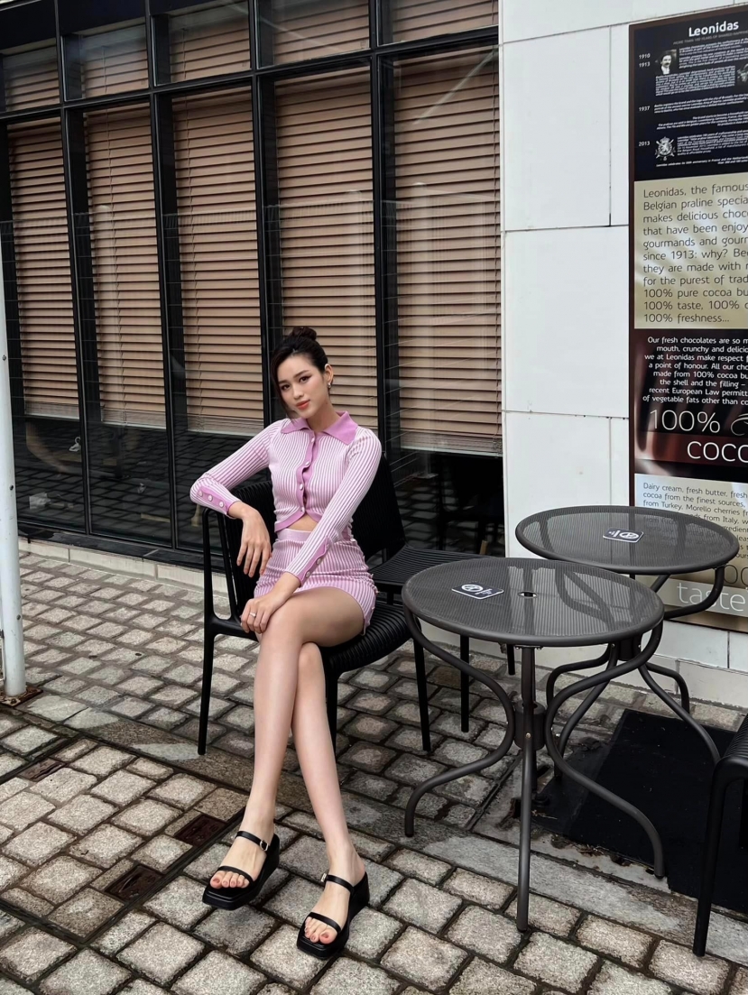 Đỗ Thị Hà khoe đôi chân cực phẩm trên đường phố Hàn Quốc - Ảnh 1 Đỗ Thị Hà khoe đôi chân cực phẩm trên đường phố Hàn Quốc - Ảnh 1