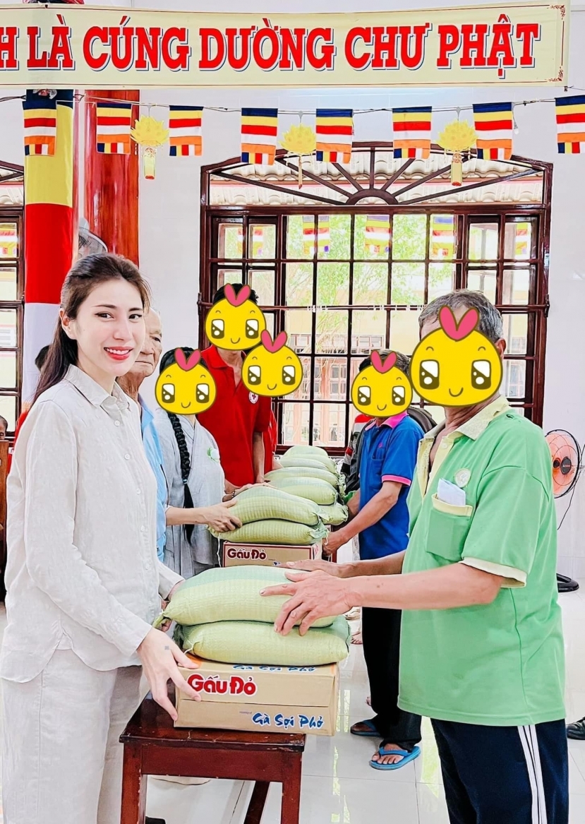 Thủy Tiên đi từ thiện sau thời gian ở ẩn, diện mạo khác lạ khiến CDM xôn xao - Ảnh 1 Thủy Tiên đi từ thiện sau thời gian ở ẩn, diện mạo khác lạ khiến CDM xôn xao - Ảnh 1
