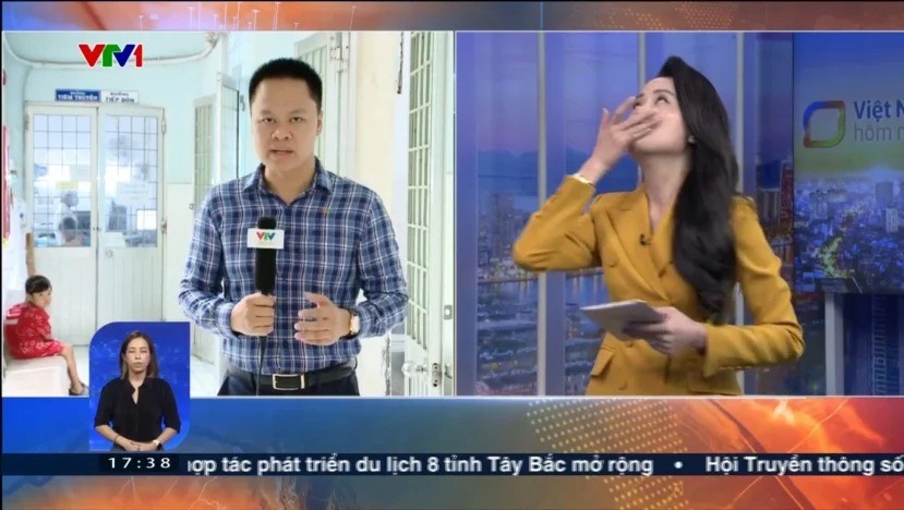 MC Ngọc Bích cố kìm nén giọt nước mắt trên sóng VTV. Ảnh: Chụp màn hình MC Ngọc Bích cố kìm nén giọt nước mắt trên sóng VTV. Ảnh: Chụp màn hình