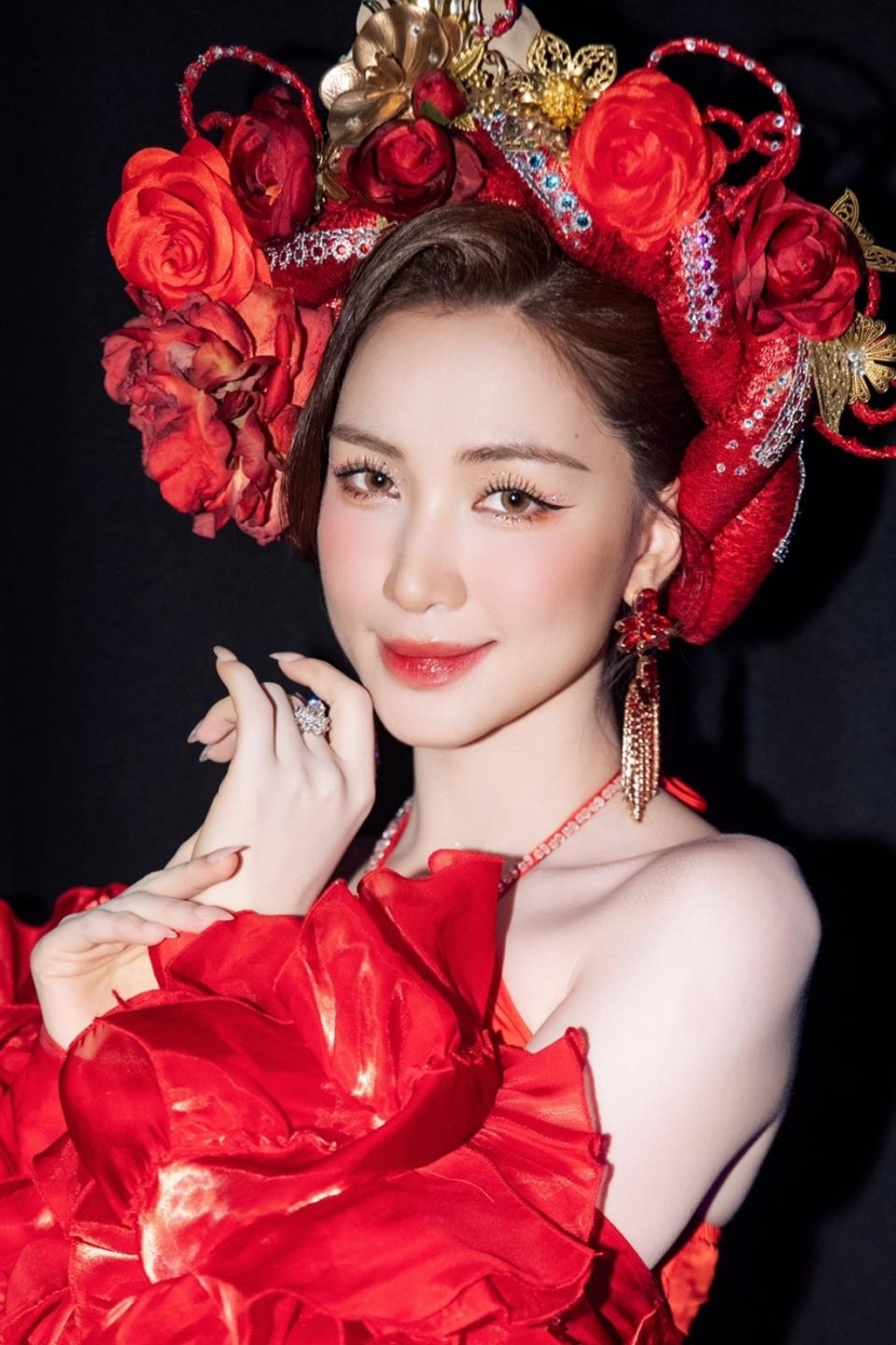 Hòa Minzy xinh đẹp trong tạo hình Thị Mầu. Ảnh: FBNV Hòa Minzy xinh đẹp trong tạo hình Thị Mầu. Ảnh: FBNV