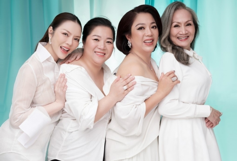 Lý Nhã Kỳ tung ảnh gia đình đón Tết đoàn viên: Dung mạo đấng sinh thành gây chú ý - Ảnh 2 Lý Nhã Kỳ tung ảnh gia đình đón Tết đoàn viên: Dung mạo đấng sinh thành gây chú ý - Ảnh 2