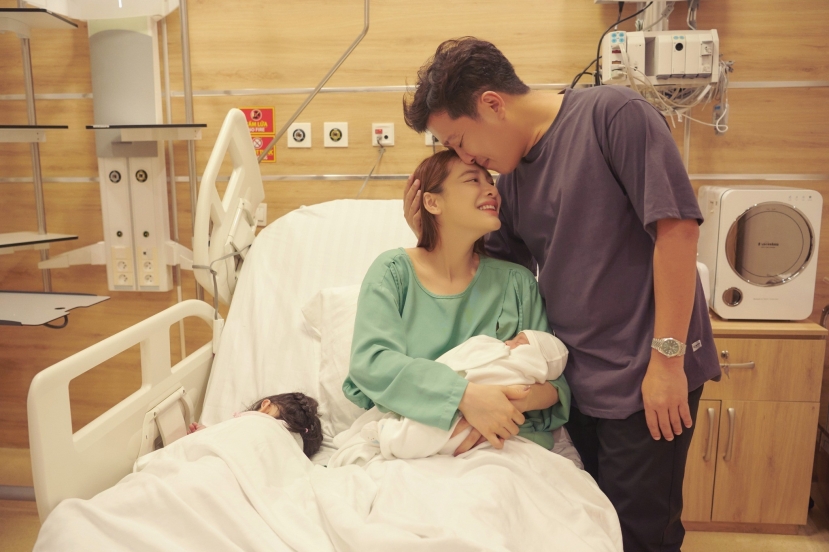 Gia đình Nhã Phương hạnh phúc đón chào thành viên mới. Ảnh: FBNV Gia đình Nhã Phương hạnh phúc đón chào thành viên mới. Ảnh: FBNV