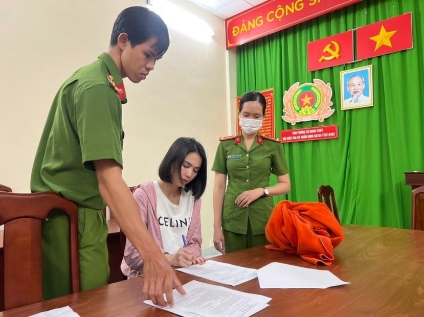 Sao Việt 19/10: Ngọc Trinh bị bắt, Hồ Văn Cường lại gây tranh cãi về giọng hát - Ảnh 1 Sao Việt 19/10: Ngọc Trinh bị bắt, Hồ Văn Cường lại gây tranh cãi về giọng hát - Ảnh 1