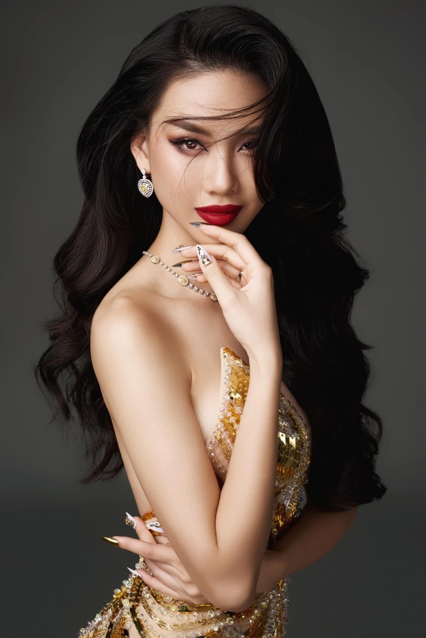 Xuất hiện hình ảnh Bùi Quỳnh Hoa đi từ thiện giữa ồn ào: Nghi vấn rục rịch thi quốc tế - Ảnh 2 Xuất hiện hình ảnh Bùi Quỳnh Hoa đi từ thiện giữa ồn ào: Nghi vấn rục rịch thi quốc tế - Ảnh 2