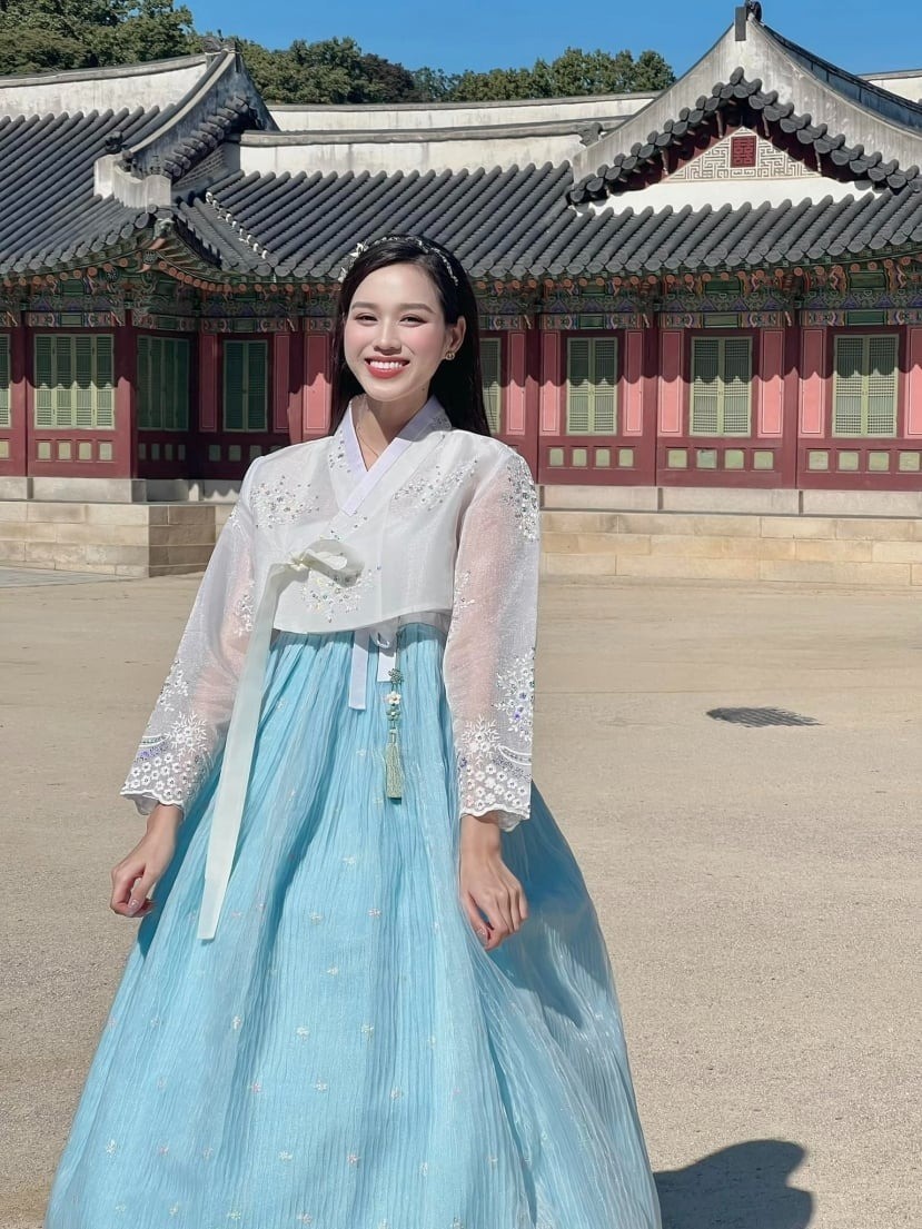 Đỗ Thị Hà bất ngờ lộ diện với mái tóc bạch kim như diễn viên cổ trang - Ảnh 1 Đỗ Thị Hà bất ngờ lộ diện với mái tóc bạch kim như diễn viên cổ trang - Ảnh 1