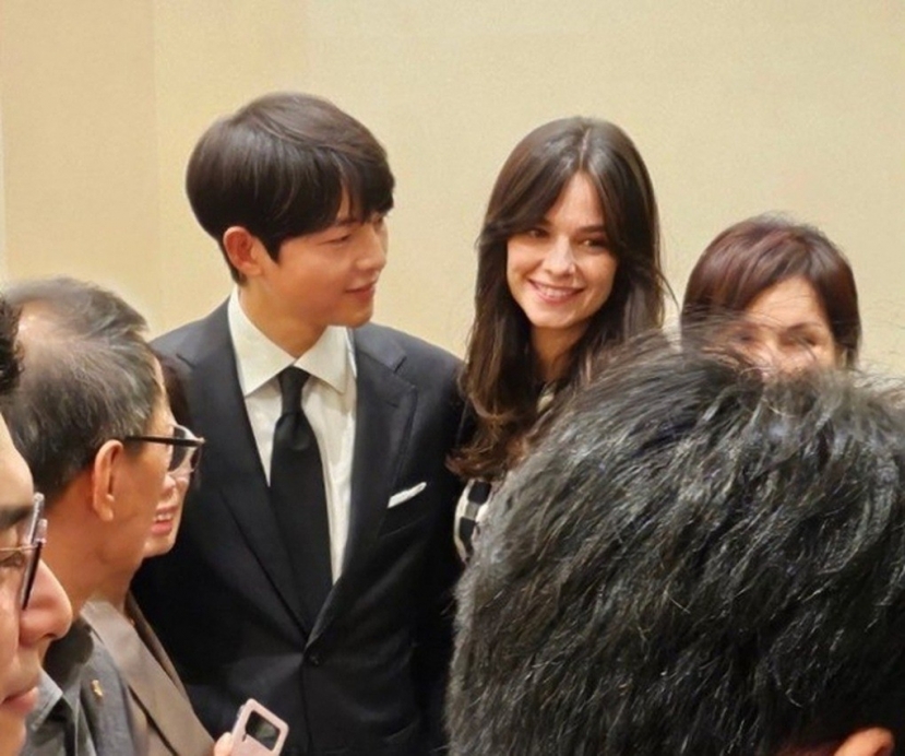 Song Joong Ki vô cùng yêu chiều bà xã. Ảnh: Internet Song Joong Ki vô cùng yêu chiều bà xã. Ảnh: Internet