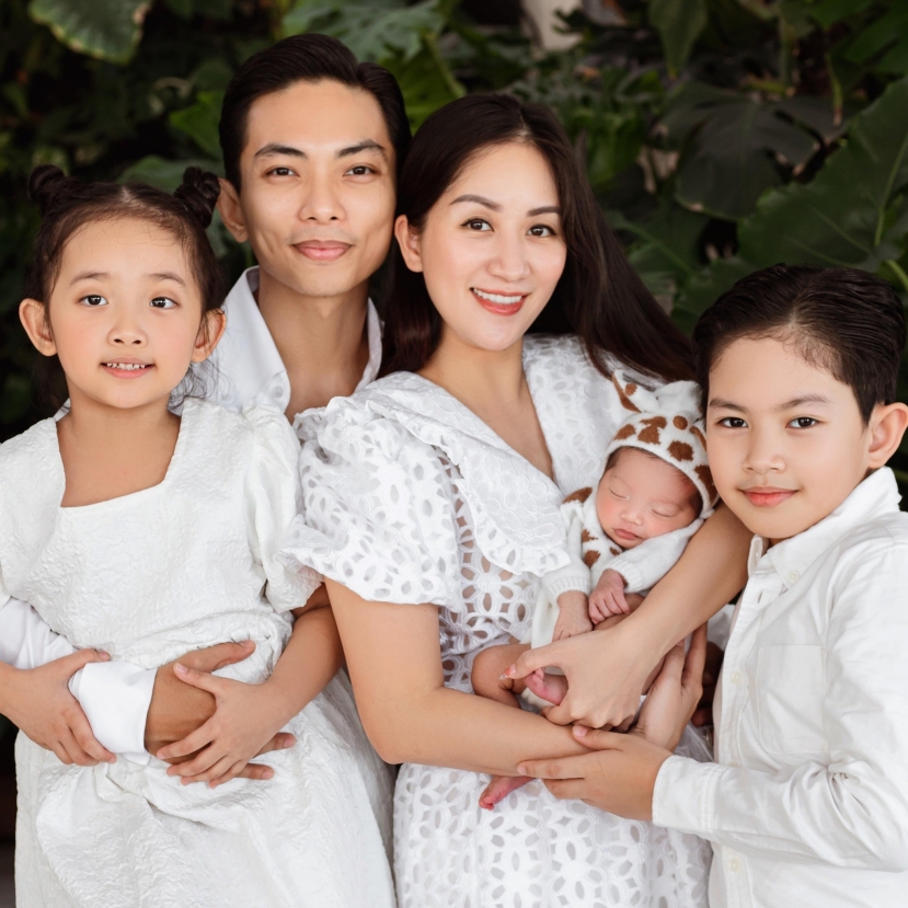 Gia đình hạnh phúc của Khánh Thi và Phan Hiển. Ảnh: FBNV Gia đình hạnh phúc của Khánh Thi và Phan Hiển. Ảnh: FBNV