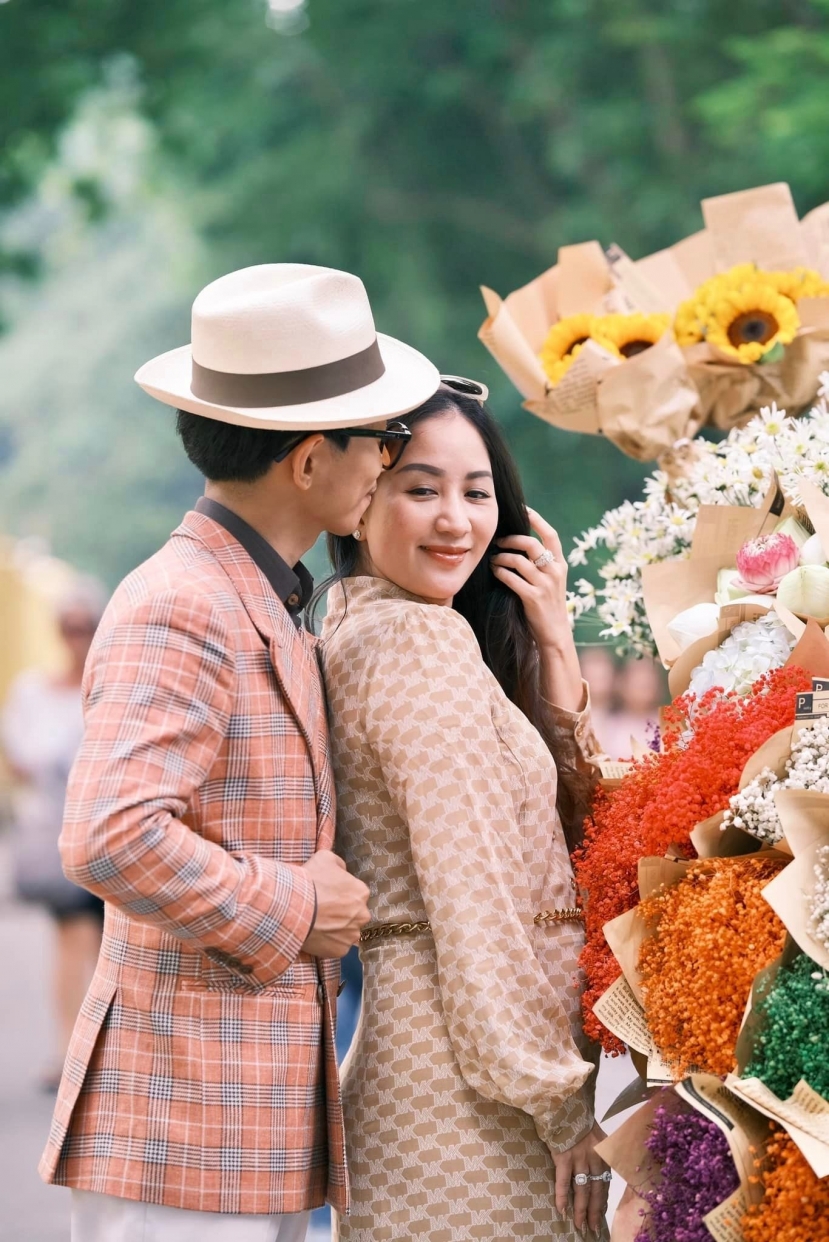 Vợ chồng Khánh Thi và Phan Hiển cực tình cảm. Ảnh: FBNV Vợ chồng Khánh Thi và Phan Hiển cực tình cảm. Ảnh: FBNV