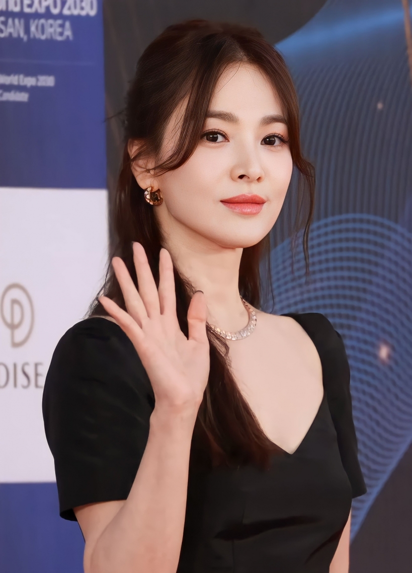 Song Hye Kyo bị đào lại quá khứ với diện mạo quá 'lố': Dân tình không nhịn nổi cười - Ảnh 1 Song Hye Kyo bị đào lại quá khứ với diện mạo quá 'lố': Dân tình không nhịn nổi cười - Ảnh 1