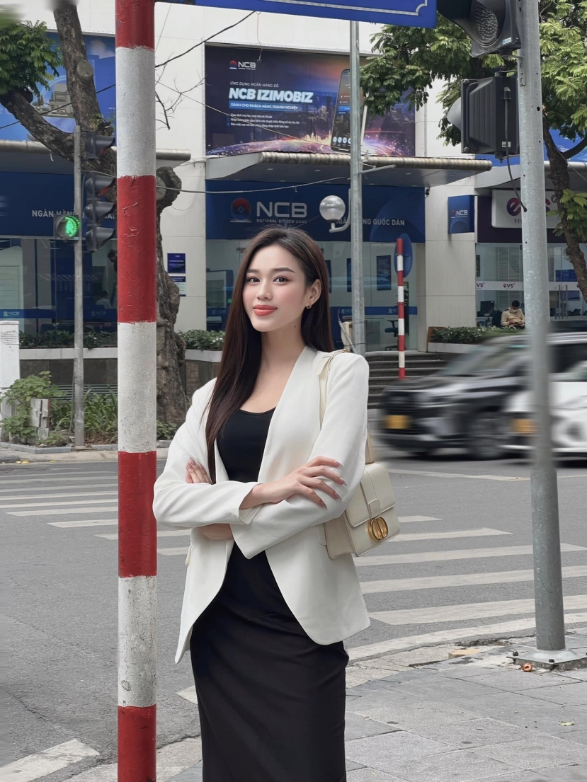 Đỗ Thị Hà khoe dáng đầu đông, vẻ đẹp trong veo khiến ai nấy trầm trồ - Ảnh 2 Đỗ Thị Hà khoe dáng đầu đông, vẻ đẹp trong veo khiến ai nấy trầm trồ - Ảnh 2