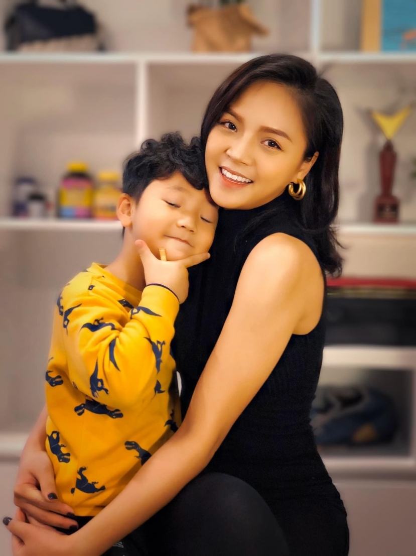 Thu Quỳnh và con trai đầu lòng. Ảnh: FBNV Thu Quỳnh và con trai đầu lòng. Ảnh: FBNV