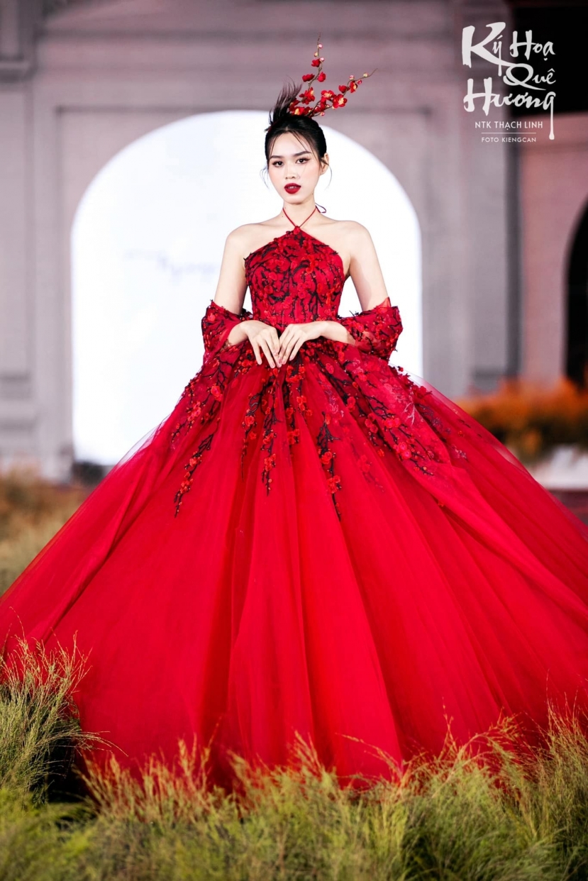 Đỗ Thị Hà hóa nàng đào nương, lên đồ đỏ rực khoe thần thái ngút ngàn - Ảnh 4 Đỗ Thị Hà hóa nàng đào nương, lên đồ đỏ rực khoe thần thái ngút ngàn - Ảnh 4