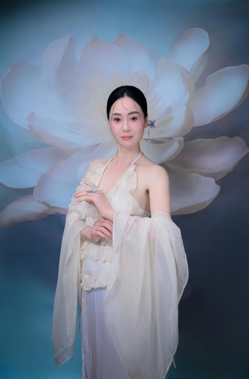 'Mẹ chồng' Phương Oanh khoe nhan sắc kiêu sa ở tuổi U50 sau khi đón nhận tin vui - Ảnh 2 'Mẹ chồng' Phương Oanh khoe nhan sắc kiêu sa ở tuổi U50 sau khi đón nhận tin vui - Ảnh 2