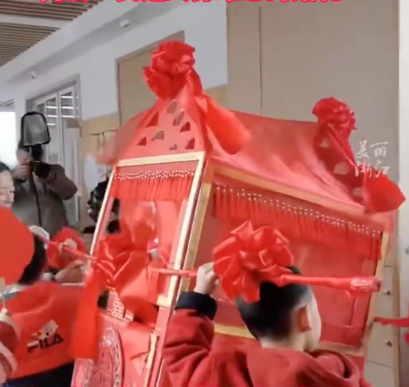 .Những đứa trẻ mang theo một chiếc ghế kiệu kiểu mẫu dành cho cô dâu như một phần của lễ kỷ niệm đầy màu sắc. Ảnh: weibo .Những đứa trẻ mang theo một chiếc ghế kiệu kiểu mẫu dành cho cô dâu như một phần của lễ kỷ niệm đầy màu sắc. Ảnh: weibo