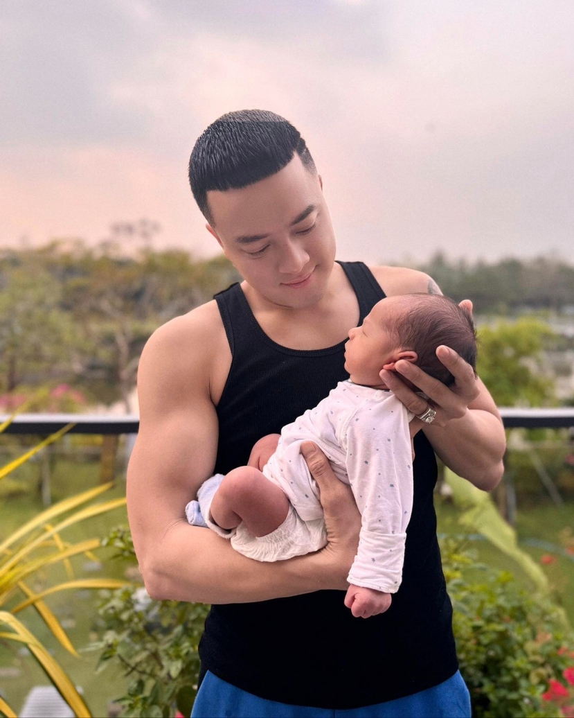 Cao Thái Sơn hạnh phúc khi được làm bố. Ảnh: FBNV Cao Thái Sơn hạnh phúc khi được làm bố. Ảnh: FBNV