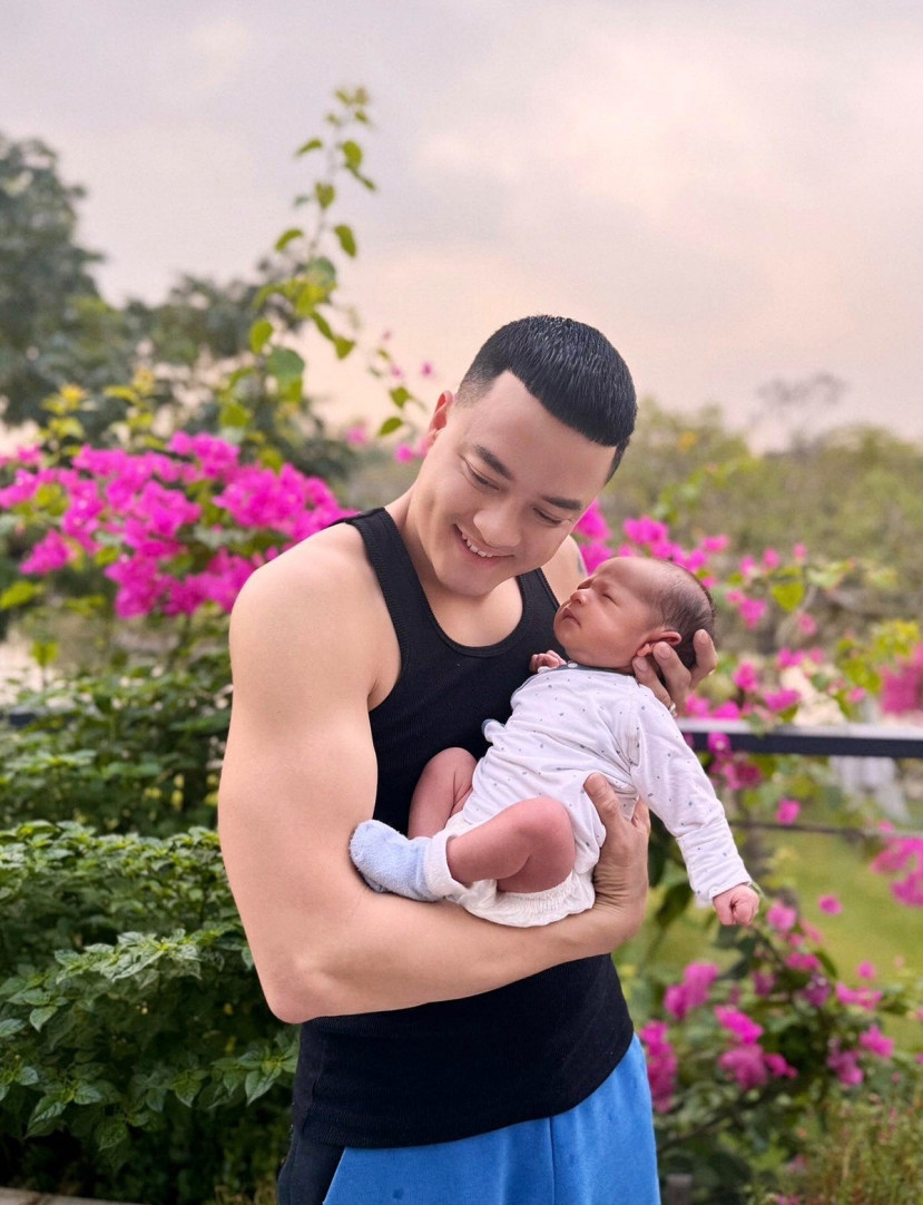 Cao Thái Sơn khoe cận dung mạo quý tử, không quên hé lộ về mẹ của con trai - Ảnh 2 Cao Thái Sơn khoe cận dung mạo quý tử, không quên hé lộ về mẹ của con trai - Ảnh 2