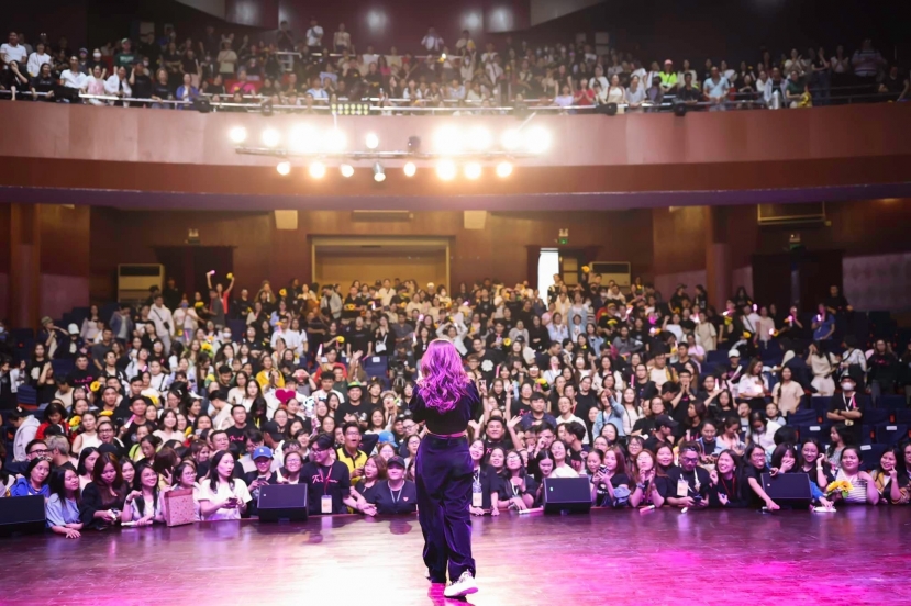 Đông đảo người hâm mộ đến với fan meeting Mỹ Tâm ngày 14/1 vừa qua. Ảnh: FBNV Đông đảo người hâm mộ đến với fan meeting Mỹ Tâm ngày 14/1 vừa qua. Ảnh: FBNV