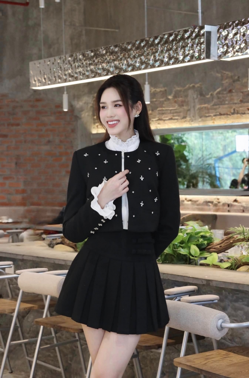 Đỗ Thị Hà không chỉ xinh đẹp mà còn khiến bao người ngưỡng mộ với con đường sự nghiệp rộng mở. Ảnh: FBNV Đỗ Thị Hà không chỉ xinh đẹp mà còn khiến bao người ngưỡng mộ với con đường sự nghiệp rộng mở. Ảnh: FBNV