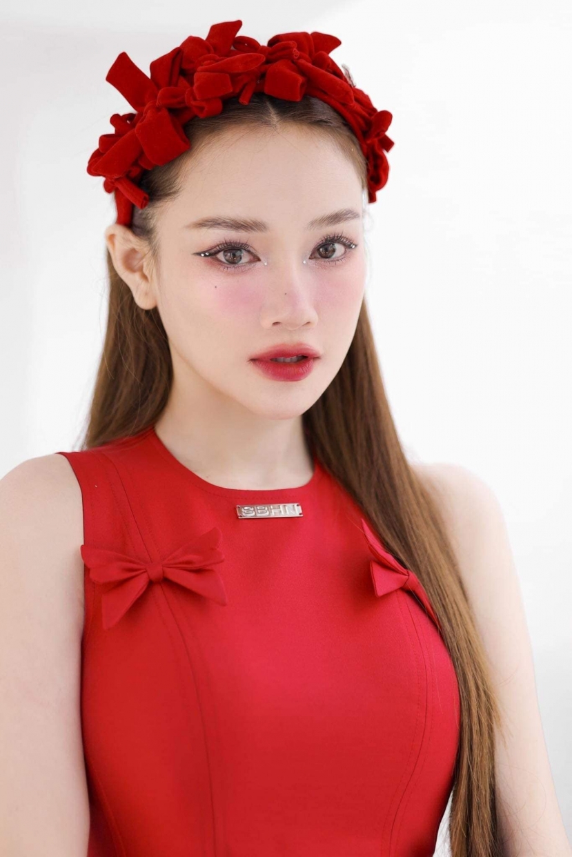 Nhã Phương lên đồ đón Tết, nhan sắc 'mẹ bỉm' sau 3 tháng sinh con được khen ngợi hết lời - Ảnh 1 Nhã Phương lên đồ đón Tết, nhan sắc 'mẹ bỉm' sau 3 tháng sinh con được khen ngợi hết lời - Ảnh 1