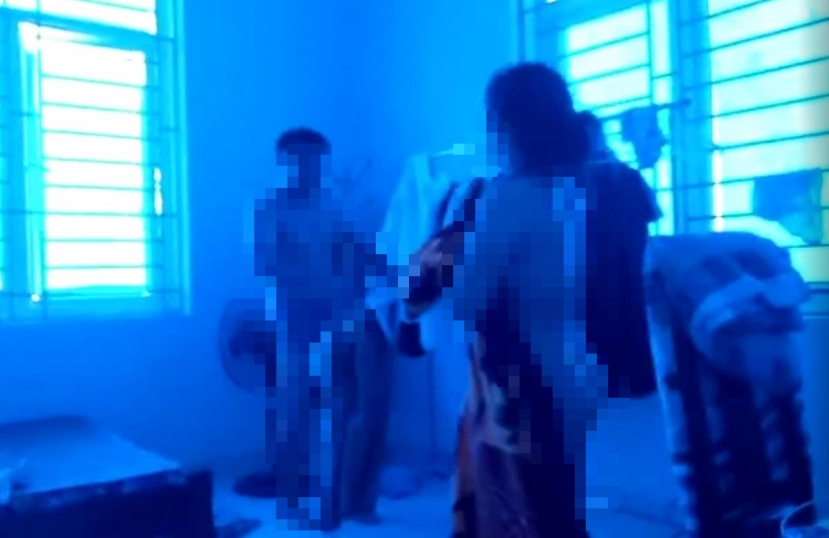 Hình ảnh được cho là ông G. và bà H. đang trong phòng của nhà hội trường xã. Ảnh cắt clip Hình ảnh được cho là ông G. và bà H. đang trong phòng của nhà hội trường xã. Ảnh cắt clip