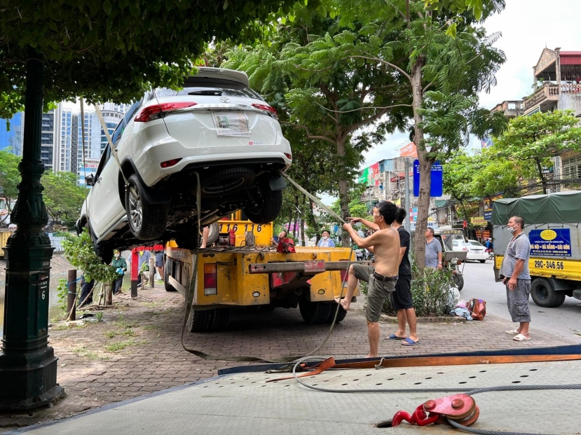 Chiếc xe gặp nạn còn khá mới. Được biết, Toyota Fortuner hiện có giá lăn bánh ở Việt Nam là 1,2-1,6 tỷ đồng tùy phiên bản. Chiếc xe gặp nạn còn khá mới. Được biết, Toyota Fortuner hiện có giá lăn bánh ở Việt Nam là 1,2-1,6 tỷ đồng tùy phiên bản.