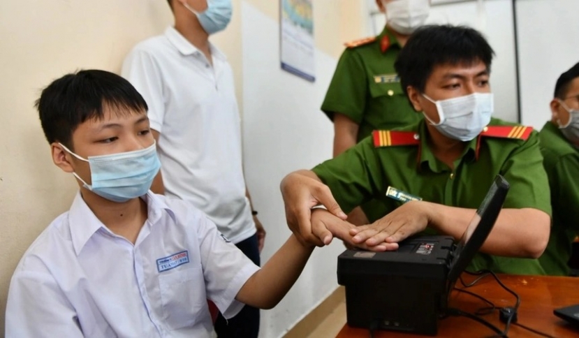 Trong thời gian tới, đơn vị nào tiếp tục để xảy ra tình trạng người dân hoặc các cơ quan báo chí phản ánh nhiều lần liên quan đến công tác cấp và trả thẻ CCCD, thì thủ trưởng đơn vị đó chịu trách nhiệm trước ban giám đốc. Ảnh: C.A. Trong thời gian tới, đơn vị nào tiếp tục để xảy ra tình trạng người dân hoặc các cơ quan báo chí phản ánh nhiều lần liên quan đến công tác cấp và trả thẻ CCCD, thì thủ trưởng đơn vị đó chịu trách nhiệm trước ban giám đốc. Ảnh: C.A.