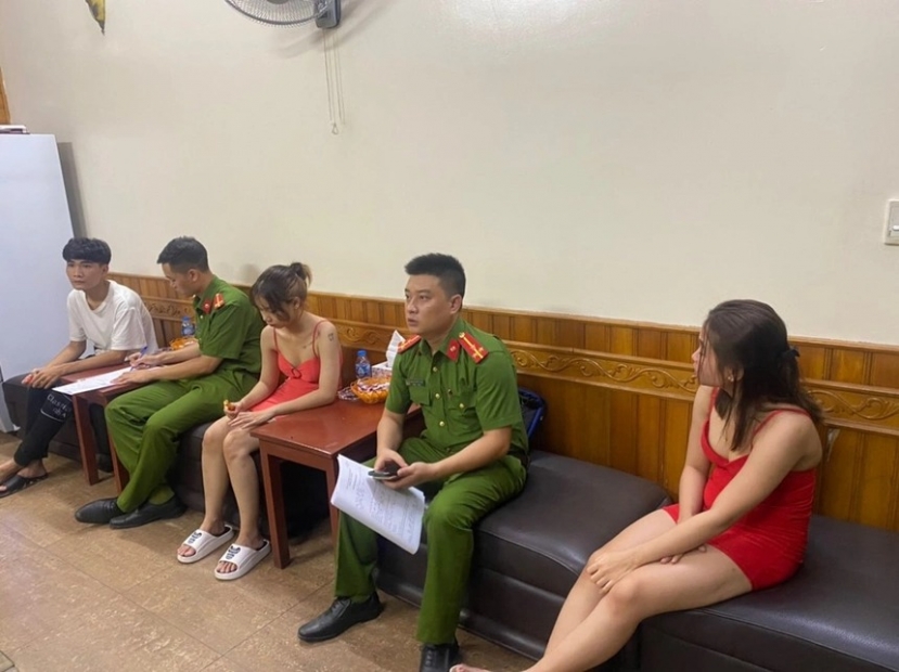 Lực lượng Công an TP Hải Phòng lập biên bản tại cơ sở massage. Ảnh: C.A. Lực lượng Công an TP Hải Phòng lập biên bản tại cơ sở massage. Ảnh: C.A.