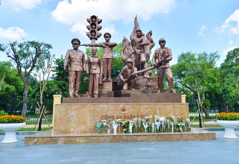 Trong chiều mùng 2 và sáng 3/8, rất đông người dân Hà Nội đã đến tượng đài Công an nhân dân đặt hoa tưởng niệm 3 chiến sĩ PCCC hy sinh. Ảnh: Tổ quốc Trong chiều mùng 2 và sáng 3/8, rất đông người dân Hà Nội đã đến tượng đài Công an nhân dân đặt hoa tưởng niệm 3 chiến sĩ PCCC hy sinh. Ảnh: Tổ quốc