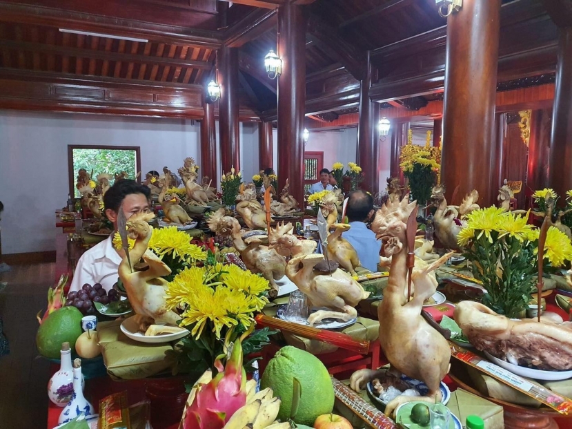 Ngoài thể hiện sự tài hoa, tâm huyết của người làm và lòng thành kính tổ tiên, tục bày mâm cúng cầu kỳ ở xã Thạch Châu là một nét văn hóa riêng có, là dịp để con cháu tề tựu, gặp mặt đông đủ sau một năm đi làm ăn xa. Ảnh: FB Ngoài thể hiện sự tài hoa, tâm huyết của người làm và lòng thành kính tổ tiên, tục bày mâm cúng cầu kỳ ở xã Thạch Châu là một nét văn hóa riêng có, là dịp để con cháu tề tựu, gặp mặt đông đủ sau một năm đi làm ăn xa. Ảnh: FB