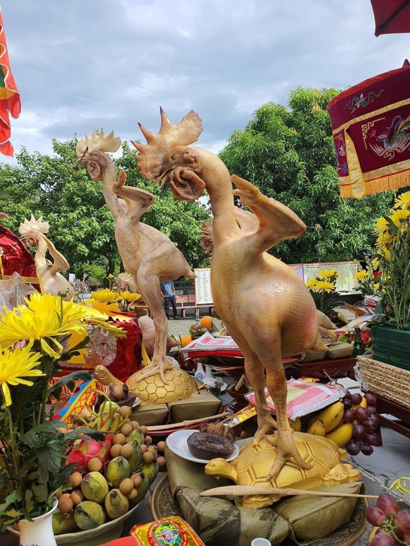 Cùng với gà, bánh chưng, bánh dày, hoa quả, cau trầu… cũng được dùng để trang trí nên những mâm cỗ nhiều tầng trang trọng, phong phú và mang tính nghệ thuật cao. Cùng với gà, bánh chưng, bánh dày, hoa quả, cau trầu… cũng được dùng để trang trí nên những mâm cỗ nhiều tầng trang trọng, phong phú và mang tính nghệ thuật cao.
