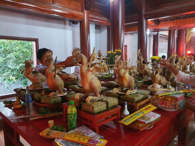 Với bàn tay khéo léo, con cháu dòng họ này còn nghĩ ra những cách bày biện rất độc đáo như gà ngậm hoa, gà đứng trên mình rùa, gà đậu cành đào, cành mai… khiến nhiều người trầm trồ, xuýt xoa. Với bàn tay khéo léo, con cháu dòng họ này còn nghĩ ra những cách bày biện rất độc đáo như gà ngậm hoa, gà đứng trên mình rùa, gà đậu cành đào, cành mai… khiến nhiều người trầm trồ, xuýt xoa.