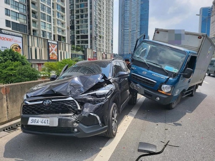 Hiện trường vụ tai nạn liên hoàn 3 trên đường Vành đai 3. Ảnh: FB Hiện trường vụ tai nạn liên hoàn 3 trên đường Vành đai 3. Ảnh: FB