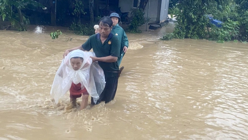 Nước rút chậm đã khiến cho nước ngập vào nhà, chỗ sâu nhất khoảng 70cm. Ảnh: FB Nước rút chậm đã khiến cho nước ngập vào nhà, chỗ sâu nhất khoảng 70cm. Ảnh: FB