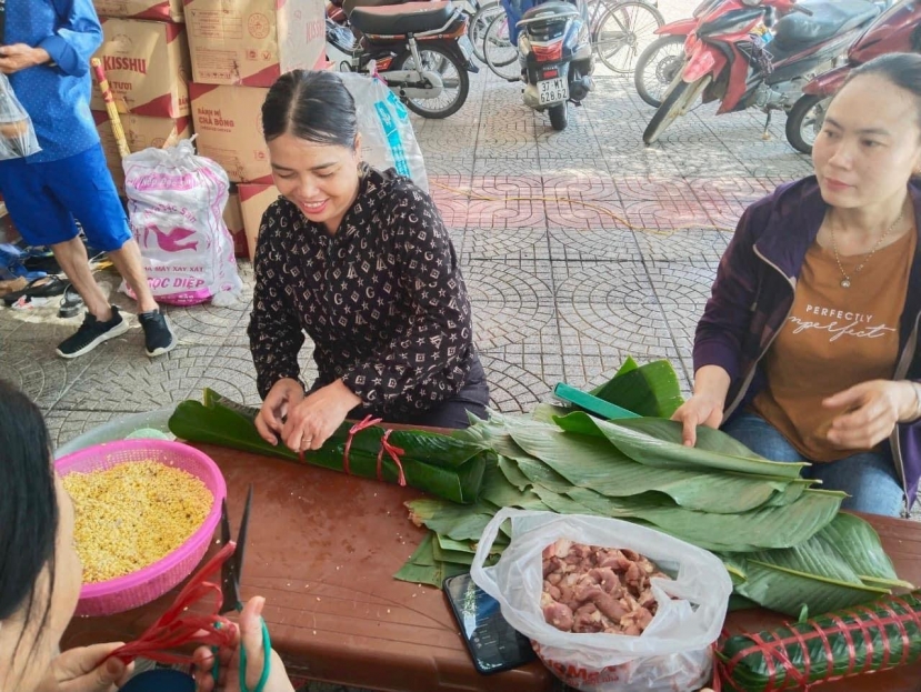 Nghệ An: Xúc động cảnh người dân thức trắng đêm nấu bánh tét gửi lên cho bà con vùng lũ Nghệ An: Xúc động cảnh người dân thức trắng đêm nấu bánh tét gửi lên cho bà con vùng lũ