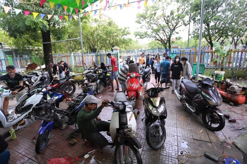 Từ ngày 15/10, các tiệm sửa xe máy tại thành phố luôn trong tình trạng quá tải, kẹt cứng người dân đi sửa xe vì bị thủy kích. Ảnh: TTT Từ ngày 15/10, các tiệm sửa xe máy tại thành phố luôn trong tình trạng quá tải, kẹt cứng người dân đi sửa xe vì bị thủy kích. Ảnh: TTT