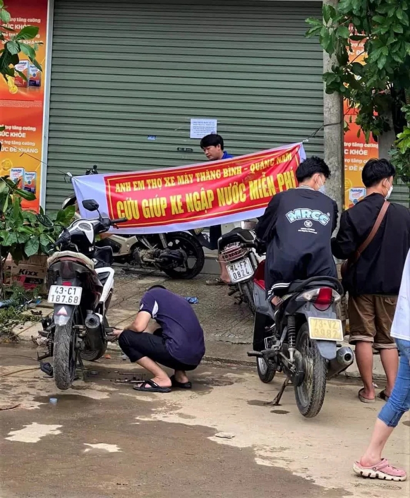 Anh em thợ tại huyện Thăng Bình (Quảng Nam) cũng rủ nhau ra Đà Nẵng để sửa xe miễn phí tại cho bà con Đà Nẵng. Đây là điểm sửa xe tại đầu đường Yên Thế (quận Cẩm Lệ, Đà Nẵng). Ảnh: FB Anh em thợ tại huyện Thăng Bình (Quảng Nam) cũng rủ nhau ra Đà Nẵng để sửa xe miễn phí tại cho bà con Đà Nẵng. Đây là điểm sửa xe tại đầu đường Yên Thế (quận Cẩm Lệ, Đà Nẵng). Ảnh: FB