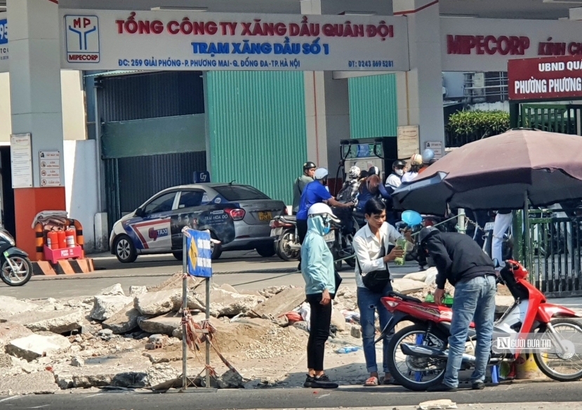 Người dân mua xăng tự phát bán trước cửa cây xăng số 259 Giải Phóng, ghi nhận chiều 4/11 (Ảnh: Vũ). Người dân mua xăng tự phát bán trước cửa cây xăng số 259 Giải Phóng, ghi nhận chiều 4/11 (Ảnh: Vũ).