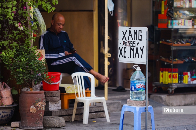Trong ngày 4/11, Bộ Công Thương có văn bản yêu cầu xử nghiêm hành vi buôn bán xăng dầu qua chai, thùng (Ảnh: Hữu Thắng). Trong ngày 4/11, Bộ Công Thương có văn bản yêu cầu xử nghiêm hành vi buôn bán xăng dầu qua chai, thùng (Ảnh: Hữu Thắng).