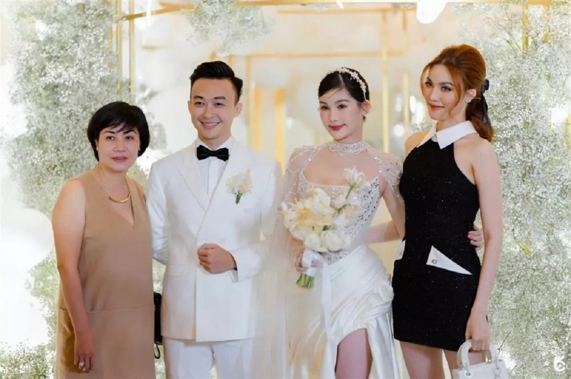 Lê Âu Ngân Anh sinh năm 1995, được biết đến khi đăng quang Hoa hậu Đại dương 2017. Bạn đời người đẹp tên Phan Tô Ny, hơn cô 5 tuổi, là MC quen thuộc của Đài truyền hình TP.HCM (HTV). Lê Âu Ngân Anh sinh năm 1995, được biết đến khi đăng quang Hoa hậu Đại dương 2017. Bạn đời người đẹp tên Phan Tô Ny, hơn cô 5 tuổi, là MC quen thuộc của Đài truyền hình TP.HCM (HTV).
