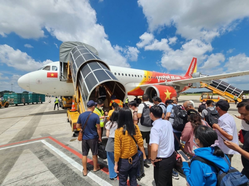 Theo đại diện Cục Hàng không VN, về cơ bản các sân bay trên cả nước đều có thể đáp ứng tối đa nhu cầu của hành khách. Vấn đề chỉ nằm ở 'điểm nóng' Tân Sơn Nhất. Ảnh minh hoạ Theo đại diện Cục Hàng không VN, về cơ bản các sân bay trên cả nước đều có thể đáp ứng tối đa nhu cầu của hành khách. Vấn đề chỉ nằm ở 'điểm nóng' Tân Sơn Nhất. Ảnh minh hoạ