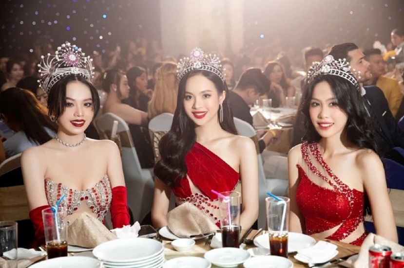 Hoa hậu Thanh Thủy đọ sắc cùng Á hậu Thùy Linh, Á hậu Ngọc Hằng, cả 3 đều chọn layout makeup tone màu đỏ. Hoa hậu Thanh Thủy đọ sắc cùng Á hậu Thùy Linh, Á hậu Ngọc Hằng, cả 3 đều chọn layout makeup tone màu đỏ.