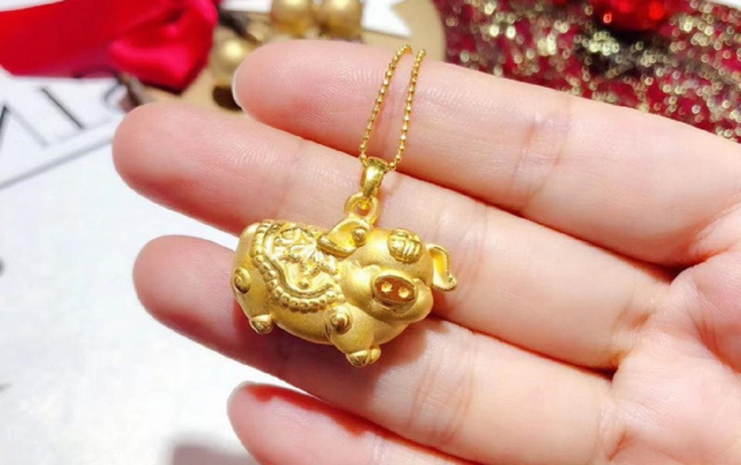 So với giá vàng thế giới quy đổi, giá vàng miếng SJC đang cao hơn đến 13,5 triệu đồng/lượng. Trong khi đó giá vàng nhẫn 9999 SJC chỉ cao hơn giá vàng thế giới quy đổi 1,5 triệu đồng/lượng. Ảnh minh hoạ So với giá vàng thế giới quy đổi, giá vàng miếng SJC đang cao hơn đến 13,5 triệu đồng/lượng. Trong khi đó giá vàng nhẫn 9999 SJC chỉ cao hơn giá vàng thế giới quy đổi 1,5 triệu đồng/lượng. Ảnh minh hoạ