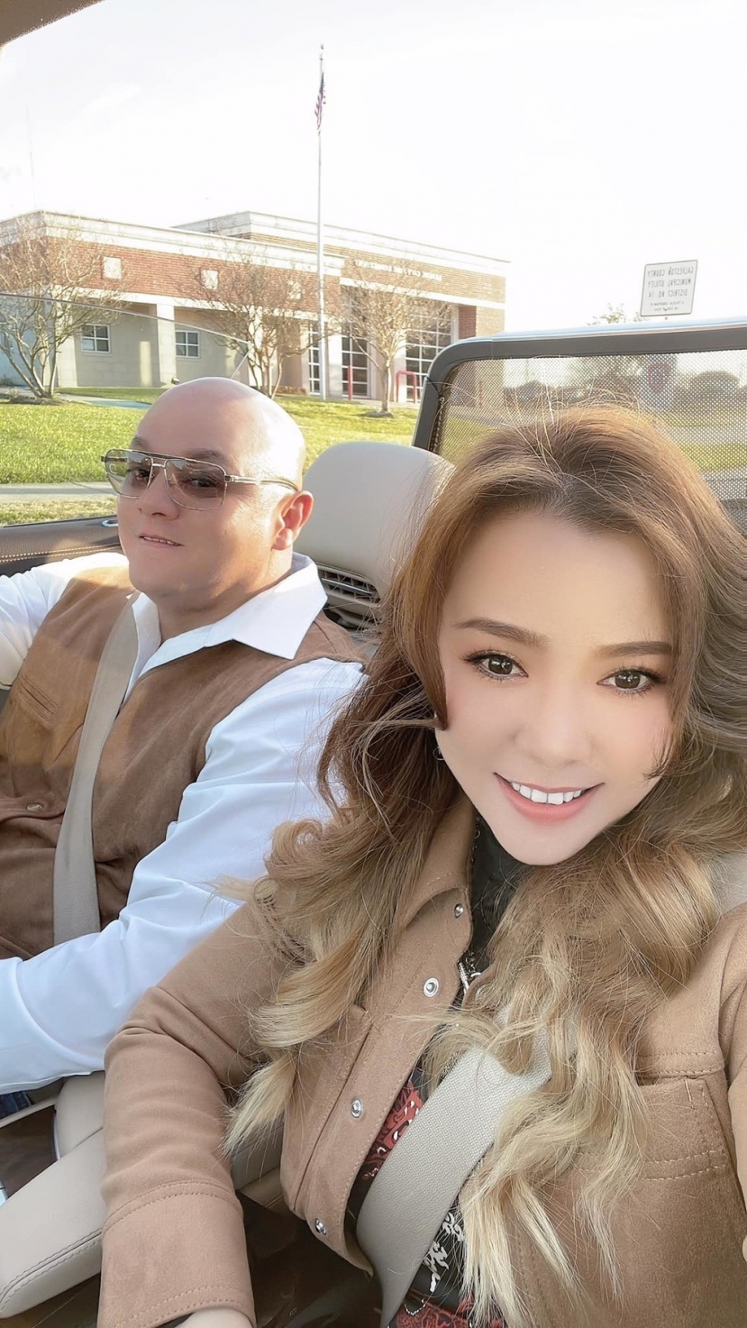 Ông xã Hoàng Oanh hơn cô 13 tuổi, anh là người thực tế, mạnh mẽ nhưng cũng rất tình cảm và luôn truyền năng lượng tích cực cho người bên cạnh. Ở Mỹ, anh là chỗ dựa lớn nhất, giúp cô dần thích nghi với nhịp sinh hoạt và tìm thấy niềm vui khi thiếu vắng gia đình, bạn bè. Ông xã Hoàng Oanh hơn cô 13 tuổi, anh là người thực tế, mạnh mẽ nhưng cũng rất tình cảm và luôn truyền năng lượng tích cực cho người bên cạnh. Ở Mỹ, anh là chỗ dựa lớn nhất, giúp cô dần thích nghi với nhịp sinh hoạt và tìm thấy niềm vui khi thiếu vắng gia đình, bạn bè.