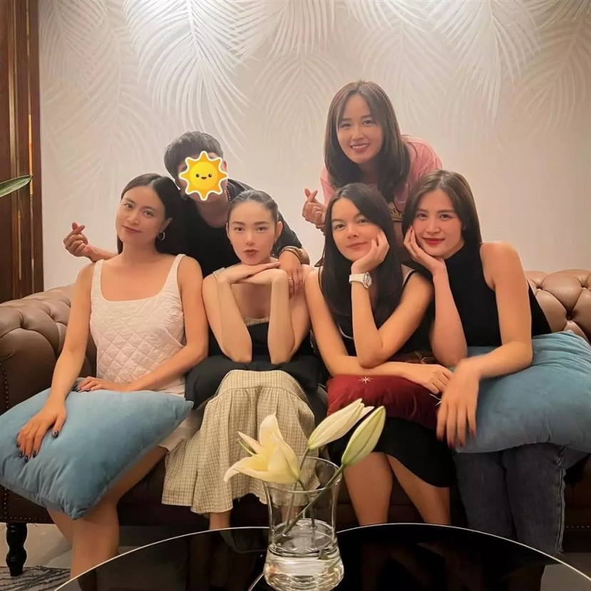 Hoàng Thuỳ Linh hội ngộ cùng dàn mỹ nhân U40, nhan sắc được đánh giá nhỉnh hơn tất cả - Ảnh 1 Hoàng Thuỳ Linh hội ngộ cùng dàn mỹ nhân U40, nhan sắc được đánh giá nhỉnh hơn tất cả - Ảnh 1
