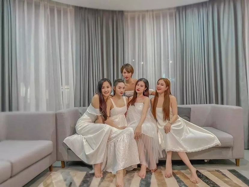 Hoàng Thuỳ Linh hội ngộ cùng dàn mỹ nhân U40, nhan sắc được đánh giá nhỉnh hơn tất cả - Ảnh 2 Hoàng Thuỳ Linh hội ngộ cùng dàn mỹ nhân U40, nhan sắc được đánh giá nhỉnh hơn tất cả - Ảnh 2