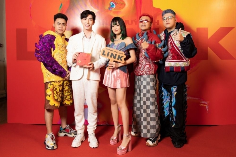 Hoàng Thùy Linh là giọng ca đang nhận được nhiều thành công trong làng nhạc Việt. Cô đã có sự bứt phá mạnh mẽ khi lựa chọn được hướng đi thành công trong sự nghiệp, kết hợp âm nhạc hiện đại với các chất liệu dân gian truyền thống. Hoàng Thùy Linh là giọng ca đang nhận được nhiều thành công trong làng nhạc Việt. Cô đã có sự bứt phá mạnh mẽ khi lựa chọn được hướng đi thành công trong sự nghiệp, kết hợp âm nhạc hiện đại với các chất liệu dân gian truyền thống.