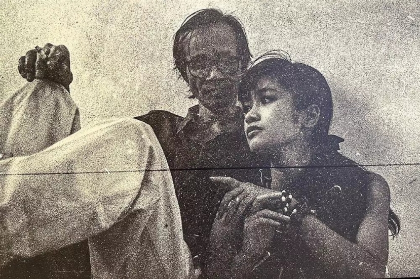 Bức ảnh chụp Trịnh Công Sơn và Hồng Nhung năm 1993. Đây là lúc cả hai trước giờ ăn trưa, chuẩn bị bàn luận sáng tác ca khúc Bống bồng ơi. Ảnh: Dương Minh Long. Bức ảnh chụp Trịnh Công Sơn và Hồng Nhung năm 1993. Đây là lúc cả hai trước giờ ăn trưa, chuẩn bị bàn luận sáng tác ca khúc Bống bồng ơi. Ảnh: Dương Minh Long.