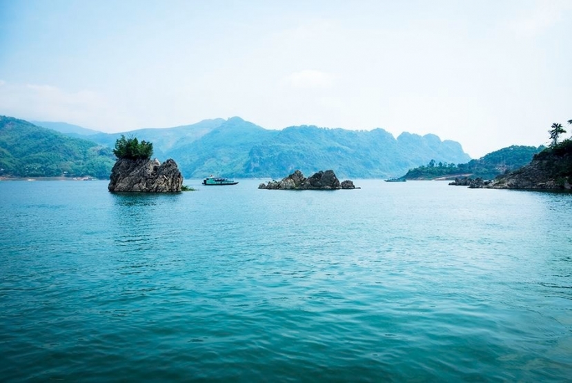 Cách Hà Nội khoảng 110km, Thung Nai với sự hoà quyện của sông nước, núi non là điểm đến hấp dẫn mà bạn không thể bỏ qua. Cách Hà Nội khoảng 110km, Thung Nai với sự hoà quyện của sông nước, núi non là điểm đến hấp dẫn mà bạn không thể bỏ qua.